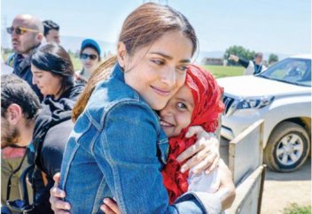 Вспомнив свои мусульманские корни, Сальма Хайек посетила лагерь сирийских беженцев (видео)