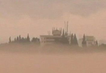 Қытайда аспанмен алып елес қала жүзді (видео)