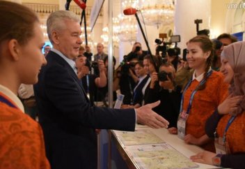 Мусульманка заменила рукопожатие с мэром Москвы на трогательный жест