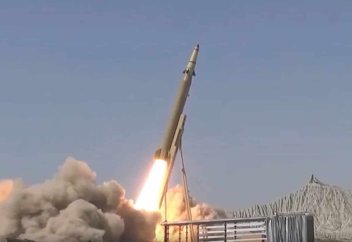 Иран АҚШ-тың зымыран қорғанысын бұзып жаруға қабілетті жаңа баллистикалық зымыранын көрсетті (видео)