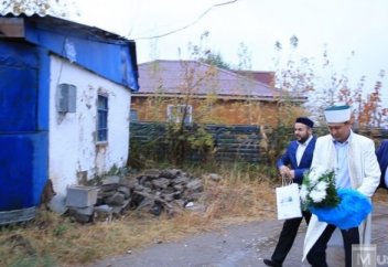 БАС МҮФТИ ҚАРТ ӘЖЕЙГЕ ТОСЫНСЫЙ ЖАСАДЫ (ФОТО)