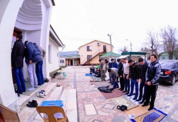 Крым: нехватка мечетей спровоцировала совершение намаза на улице