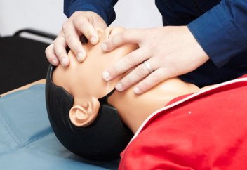 Кто может оказывать первую помощь пострадавшим, кроме медиков