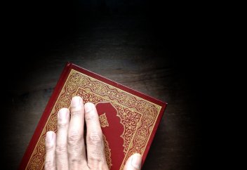 Интернетті пайдаланғың келсе, Құранға қолыңды қойып ант беруің керек