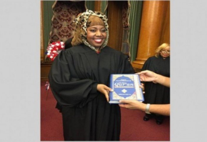 В США судья принесла присягу на Коране