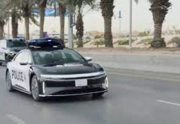 Cаудия полициясы дронмен жабдықталған электрлі көлікке отырады (видео)