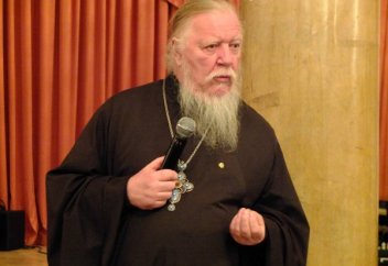 Известный священник РПЦ призвал христианок к целомудрию, приведя в пример мусульманок