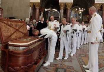 На торжествах в честь дня ВМФ в России целовали череп Ушакова (фото)