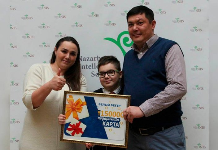 Акмолинский школьник сконструировал Машину Голдберга, нажимающую на дозатор антисептика (видео)