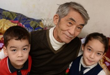 78 жастағы ер кісі жалғыз өзі екі кішкентай баланы тәрбиелеуде