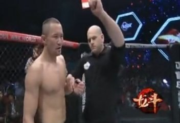 Бірін бірі аяп ұрмаған екі қазақ спортшыға қызыл карточка көрсетілді