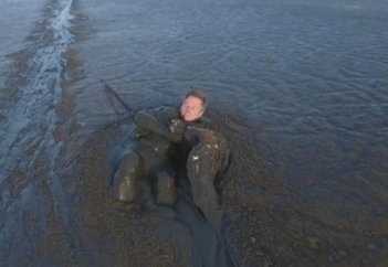 Жабайы табиғатты түсіретін фотограф басын қатерге тігіп, қыран құсты батпақтан шығарды (ВИДЕО)