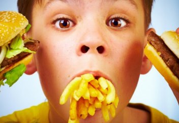 Балалар статистикасы: Еліміздегі балалардың 13 пайызы күн сайын фастфудпен қоректенеді