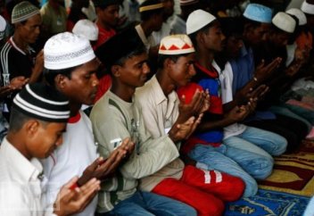 Индонезия жастары аралас некеге қарсы күрес ашады