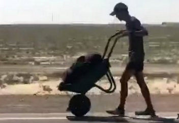 Японцу с тележкой помогли жители Мангистау (видео)