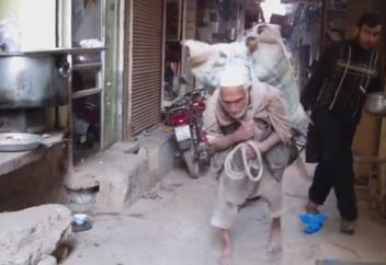 Өзінен ауыр қап арқалған ақсақал (видео)