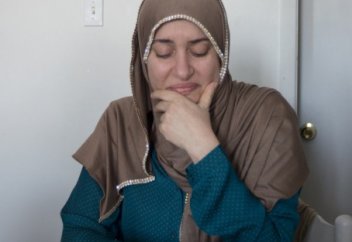 Жаһан жаңалықтары: Шариғат шәлісі үшін соттан қуылған әйелге мұсылмандар көмектесті