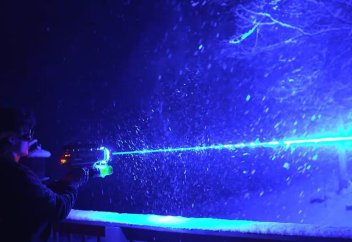 Америкалық азамат қолмен басқарылатын аса қуатты лазерды сынақтан өткізді (видео)