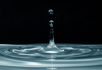 Тамған тамшыны электр тогына айналдыратын наногенератор жасалды