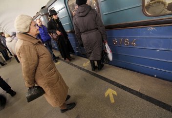 Британские ученые призвали не уступать пожилым людям место в транспорте