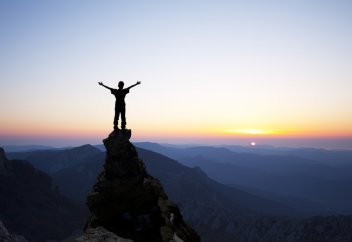 Биік­ке кө­те­ріл­ген сай­ын кеуде­нің қы­сы­луы