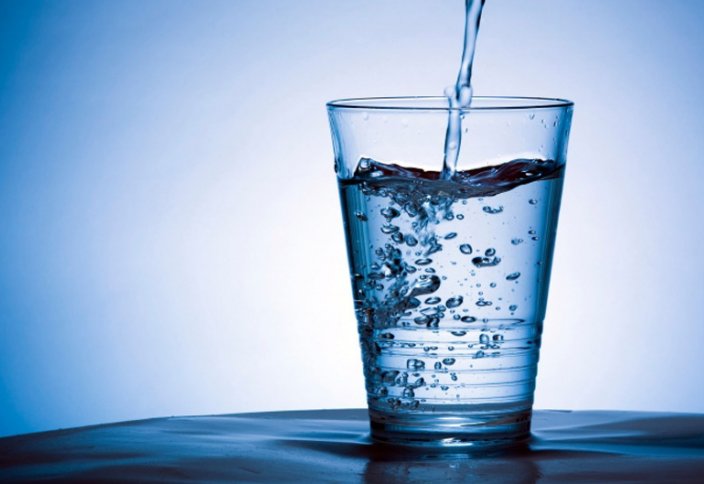 Ученые детально объяснили, как вода помогает похудеть