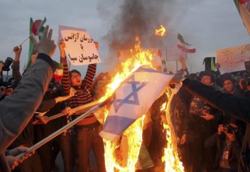 Иранда АҚШ пен Израил байрақтарының саудасы қызып тұр (фото)