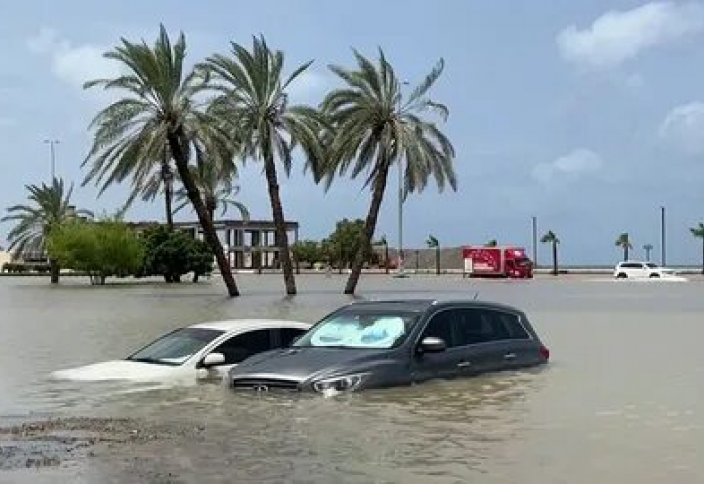 ОАЭ ушли под воду из-за сильнейших ливней (ВИДЕО)