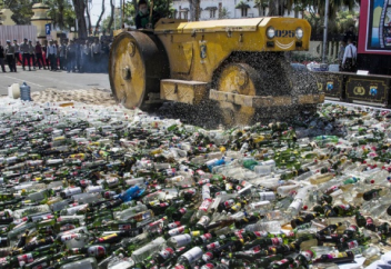 Қасиетті айдың келіп қалғанын естеріне түсіру үшн ішімдік құйылған 100 мың шөлмекті таптады (фото)