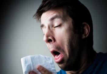Российский врач признала вредным сдерживание кашля и чихания при болезни