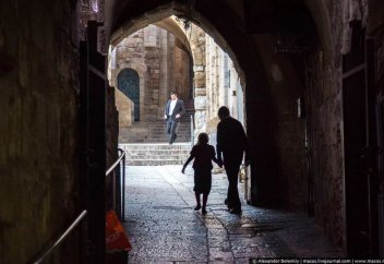 Әйелдер мен ер-азаматтар бөлек көшемен жүретін болды