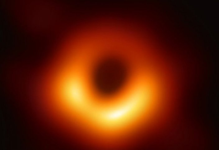 «Абсолютный монстр»: ученым впервые удалось сфотографировать горизонт событий черной дыры (фото)