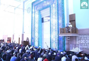 Жұма күні жұмаға бара алмай қалған кісі, бесінді жамағатпен оқыса бола ма?