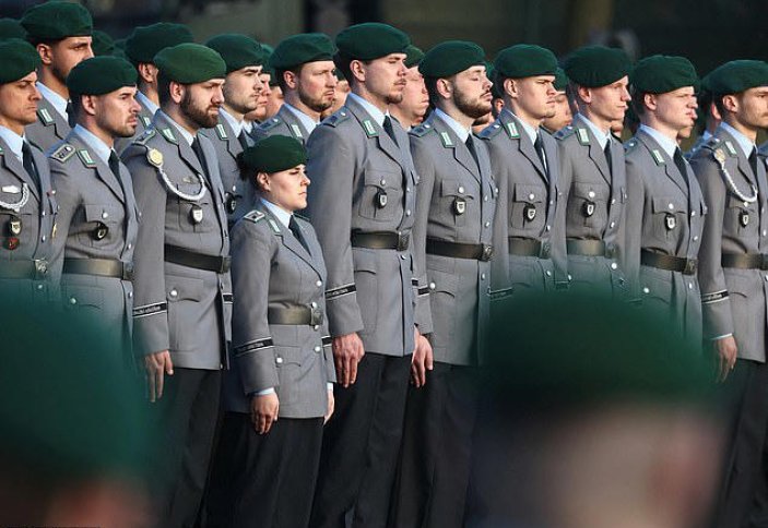 Немецкие мужчины должны запросить у армии разрешение покинуть страну более чем на три месяца согласно новым правилам