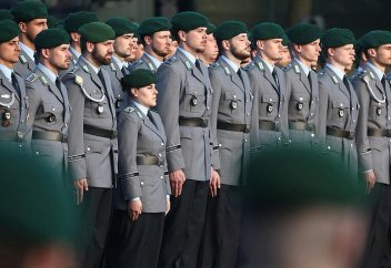 Немецкие мужчины должны запросить у армии разрешение покинуть страну более чем на три месяца согласно новым правилам