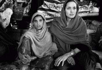 Гонорар Анджелины Джоли пойдет на образование афганских девочек