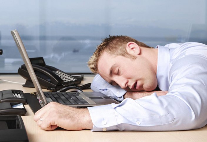 Названы способы справиться с сонливостью во время рабочего дня