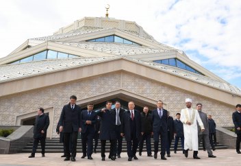 Назарбаев посетил инновационную мечеть в Астане