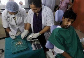 Жеті жасар баланың 80 тісін жұлды (видео)