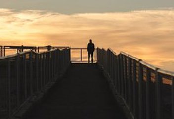 ДДСҰ жалғыздықты жаһандық проблемалар санатына жатқызды