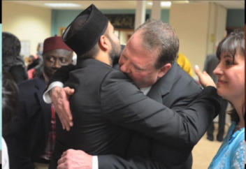 Мұсылмандардан жылап тұрып, кешірім сұрады (фото)