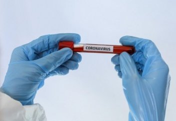 Ауаның ылғалдылығы коронавирустың таралуына әсер етеді. Қарсы отырған адамнан гөрі жанында отырған адамға жұғу қатері көп