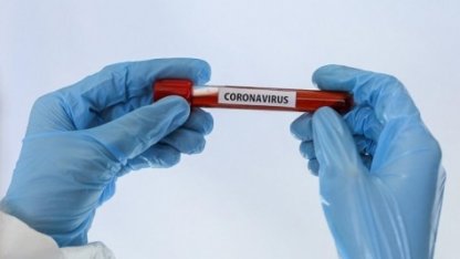 Ауаның ылғалдылығы коронавирустың таралуына әсер етеді. Қарсы отырған адамнан гөрі жанында отырған адамға жұғу қатері көп