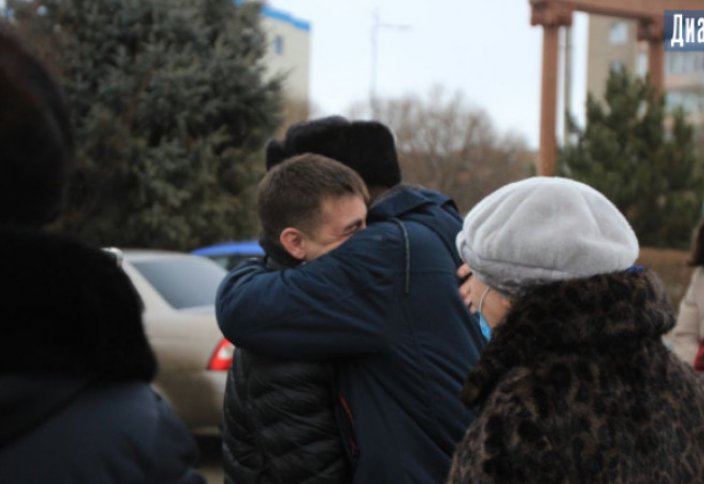 Отец нашел сына спустя 30 лет по обрывку казахстанской газеты (фото+видео)