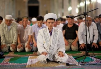 Алла Тағала біздің ғибадатымызға зәру ме? Неліктен біздің ғибадат етуімізді талап етіп, орындамағандарды азаптайтынын ескертуде?