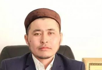 ӨКІЛ ИМАМ ӨЗІНЕ БЕРІЛГЕН АВТОКӨЛІК КІЛТІН МЕШІТТЕГІ ТАЗАЛЫҚШЫ ӘЙЕЛГЕ ТАБЫСТАДЫ