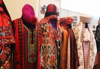 Депутатов в Узбекистане могут обязать носить национальную одежду