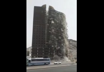 Рухнувшая напополам многоэтажка в Мекке… ролик «рвет» все чарты (видео)