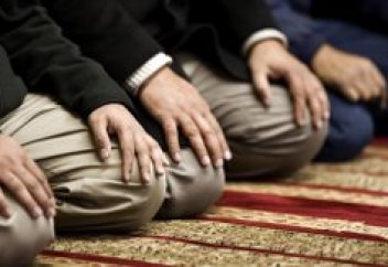 Мемлекет басшысы нәпіл намаз оқып жүр (фото)