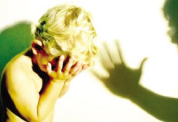 В ОАЭ оштрафован отец, который побоями заставлял сына заучивать Коран